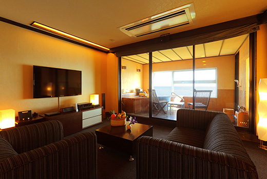 Guest room with semi-outdoor hot spring bath